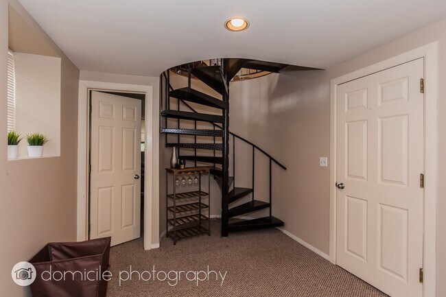 Building Photo - 1301 N Hoyne Ave