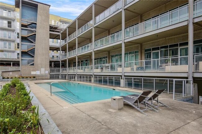 Building Photo - 890 Memorial Dr SE