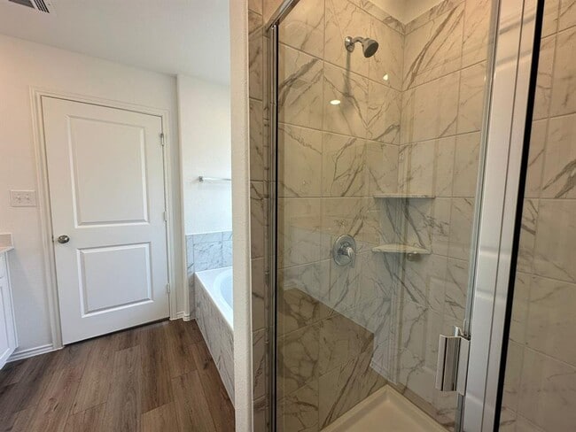 Building Photo - 121 Seminole Dr