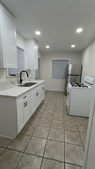 Building Photo - 731 W Vernon Dr
