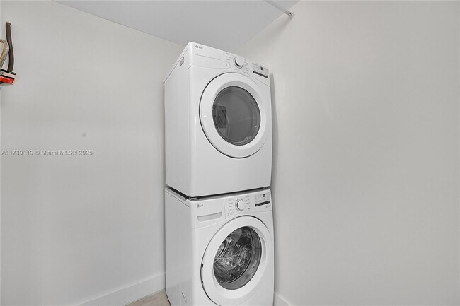 Building Photo - 810 SW 12th Ct