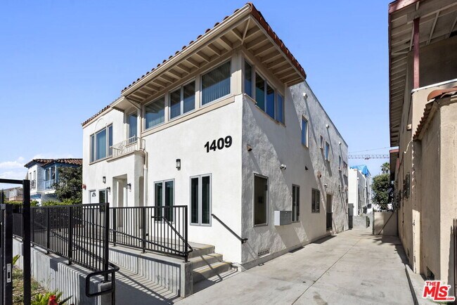 Building Photo - 1409 N Hobart Blvd