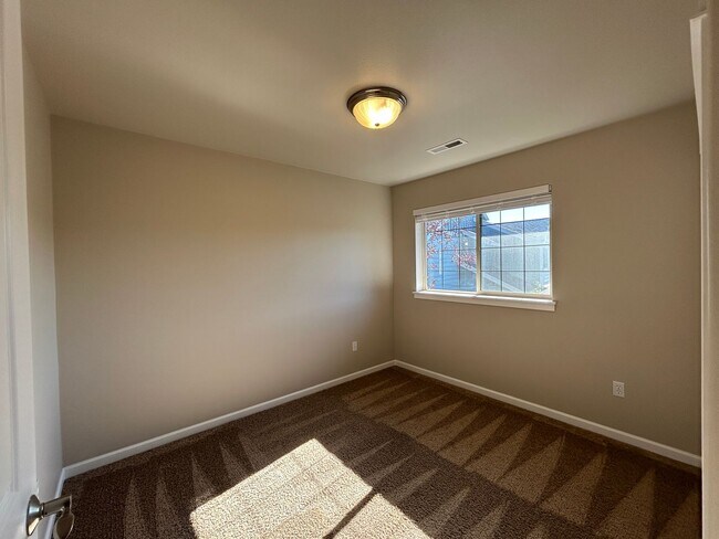 Building Photo - MOVE IN SPECIAL!   4 Bedroom / 2.5 Bathroo...
