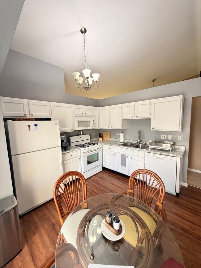 Building Photo - 1219 Huntington Dr