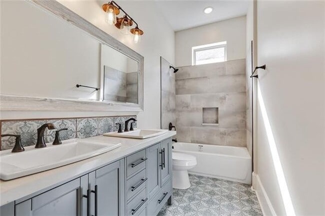 Building Photo - 1562 N Prieur St