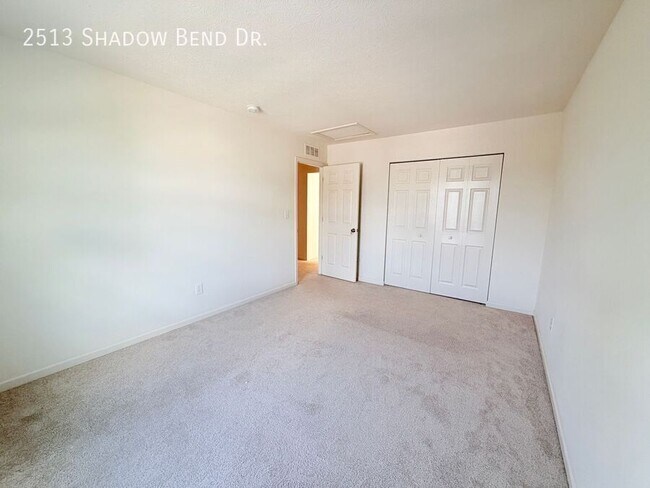 Building Photo - 2513 Shadow Bend Dr