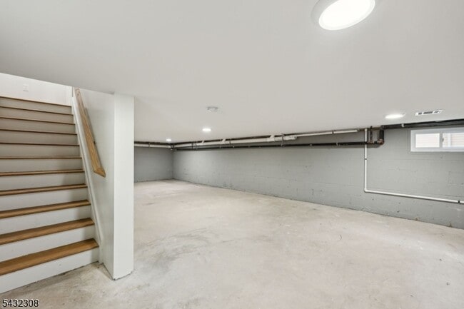 Building Photo - 133 Forest St
