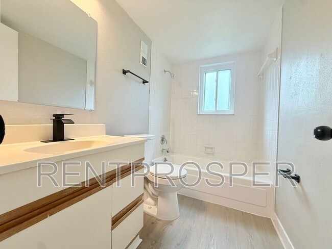 Building Photo - 3290 S Semoran Blvd