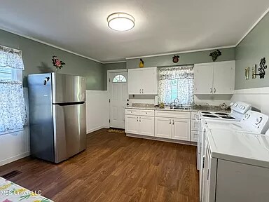 Building Photo - 213 Lindale St