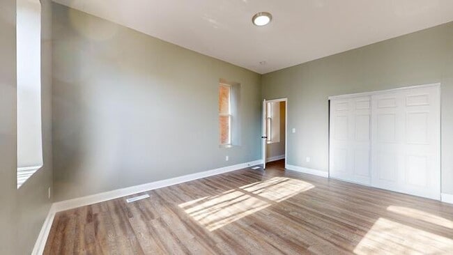 Building Photo - Renovated 4Bd 2.5 Bth Town Home Near Soula...