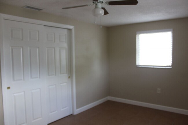 Building Photo - 2 Bedroom 1 Bath Utilities included