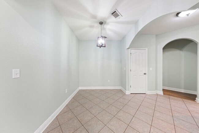 Building Photo - 208 Foxchase Way
