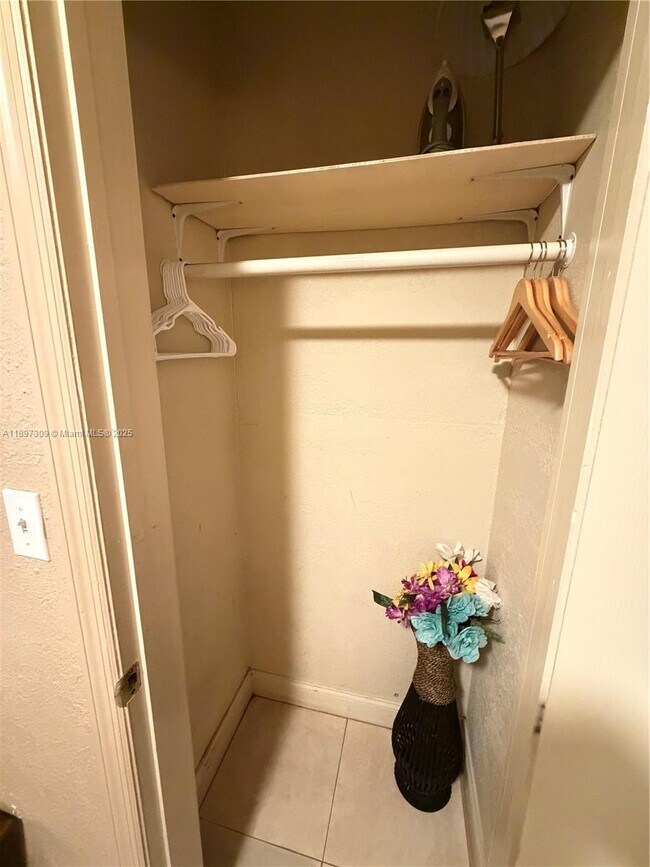 Building Photo - 212 SW 2nd Terrace