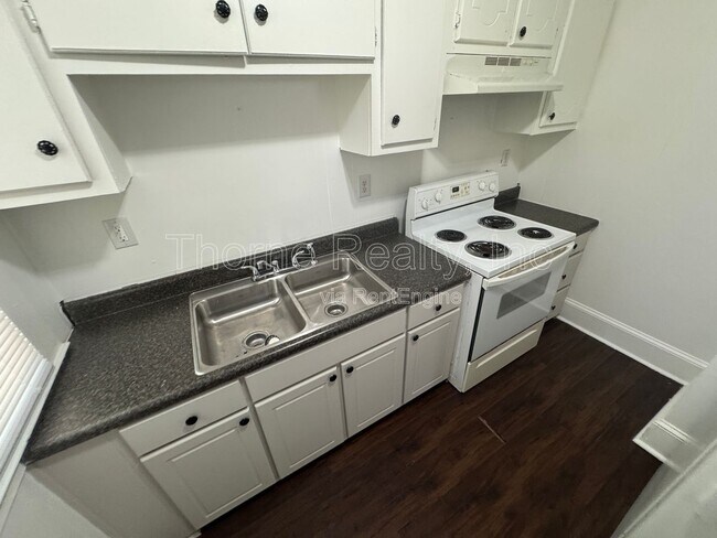 Building Photo - 817 Arlington St