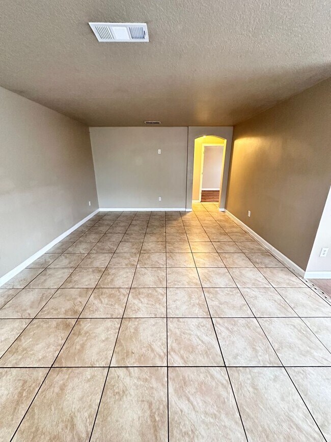 Building Photo - *"PRICE  REDUCED + MOVE-IN SPECIAL" 3 Bedroom 2 Bathroom with 2 Car Garage