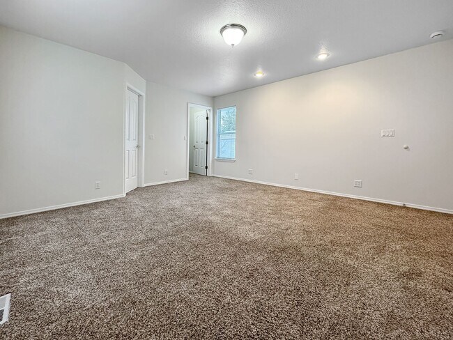 Building Photo - Spacious 3-Bedroom Home with 3-Car Garage, Fenced Yard & Easy Commute to Downtown Boise & BSU