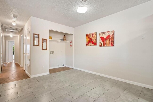 Building Photo - 1115 Brookswood Ave