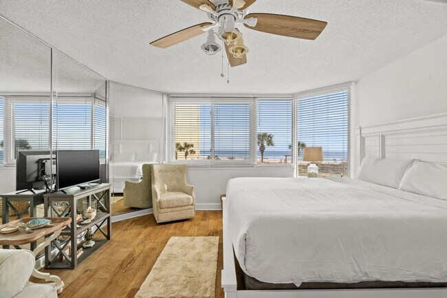 Building Photo - 8817 S Thomas Dr