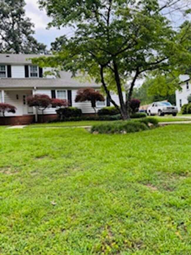 Building Photo - 4 Bedroom with fenced in yard!