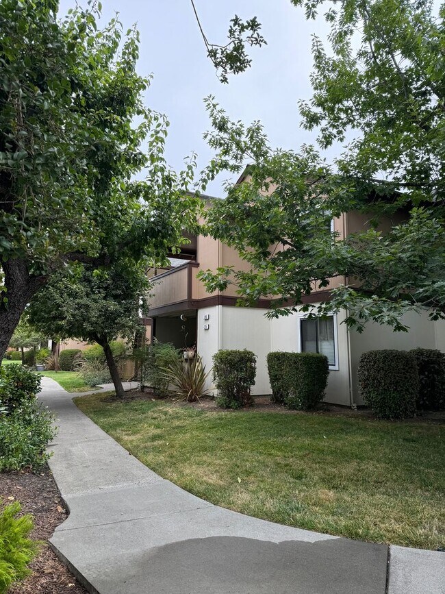 Building Photo - Adorable 2-bedroom 1 full bath and 1 car garage available now