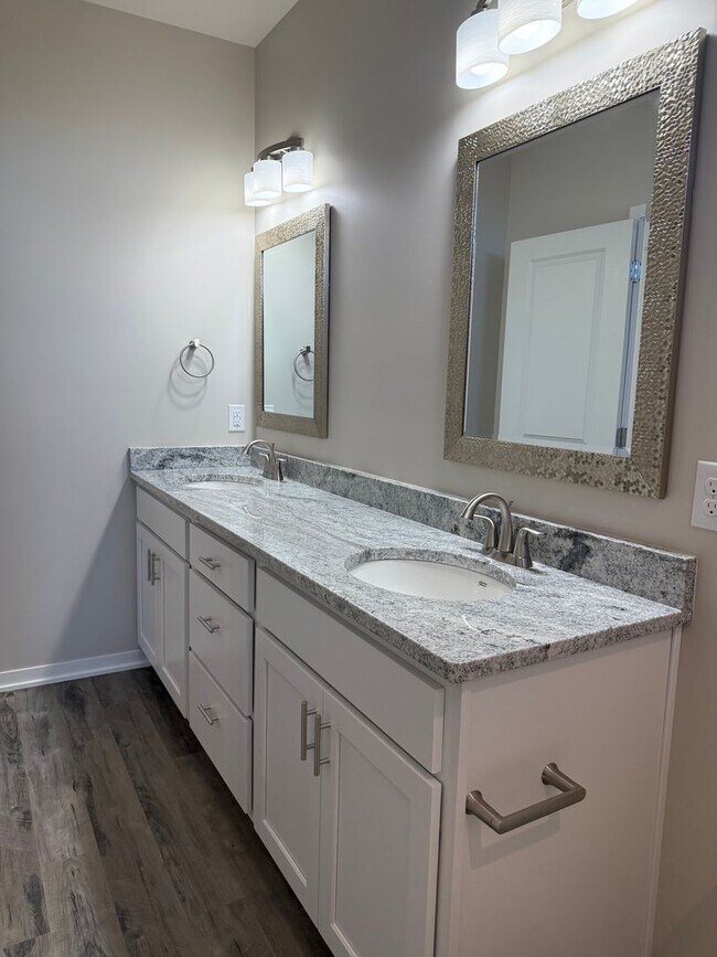 Building Photo - 3 bed/3bath ranch townhome in North Lincoln