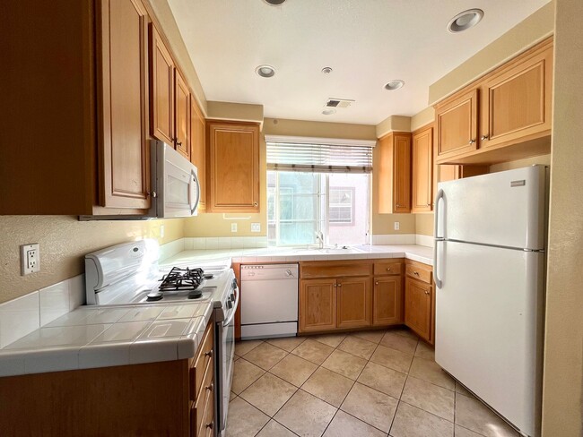 Building Photo - Quiet Otay Ranch townhouse, 3bed/3bath now available!