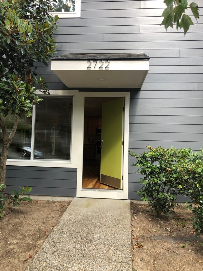 Building Photo - Abernathy Clinton Townhouse OHSU Patio Par...
