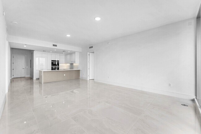 Building Photo - 220 Lake Shore Dr