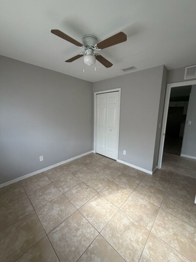 Building Photo - 930 Ainsworth St W