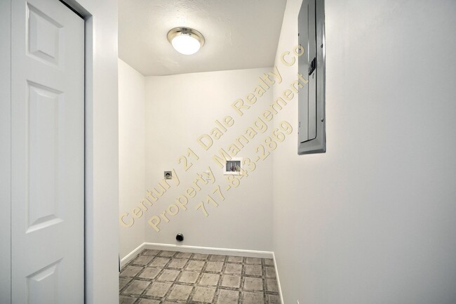 Building Photo - 2 Bedroom Townhome in Eastern School District