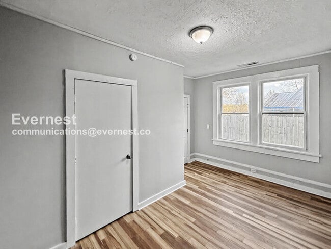 Building Photo - 4 Bed/1 Bath Home with On-Street Parking / Pet-Friendly / Vouchers Accepted / Available Now!