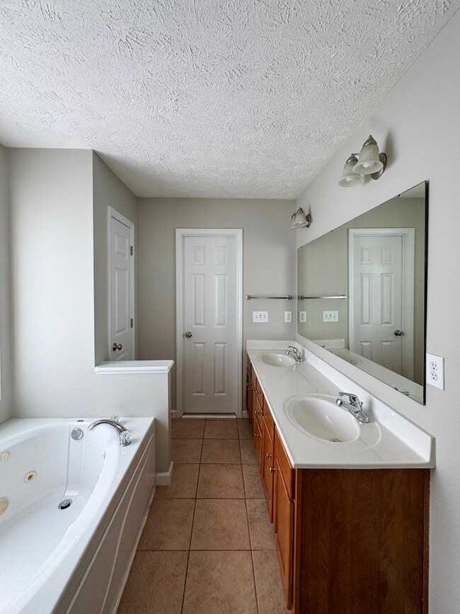 Building Photo - Spacious 4 Bed 2.5 Bath Home in Carolina Lakes