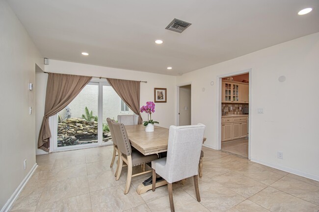 Building Photo - 7811 Villa Nova Dr