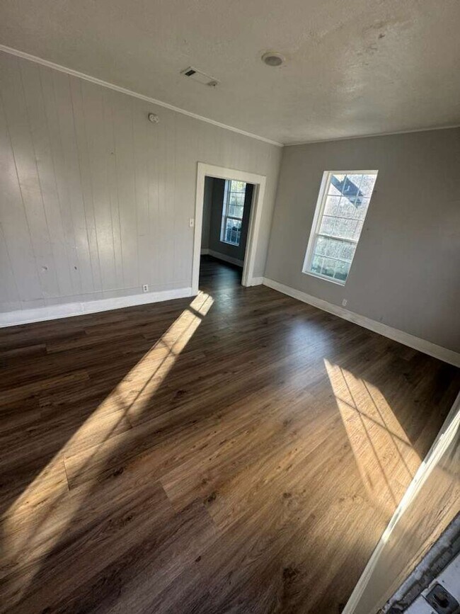 Building Photo - 160 E Elgie St