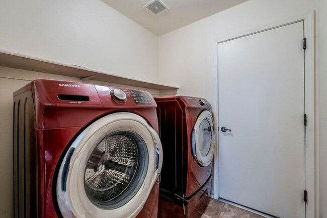 Building Photo - Pending/ Rented - Bright & Spacious 3-Bed ...