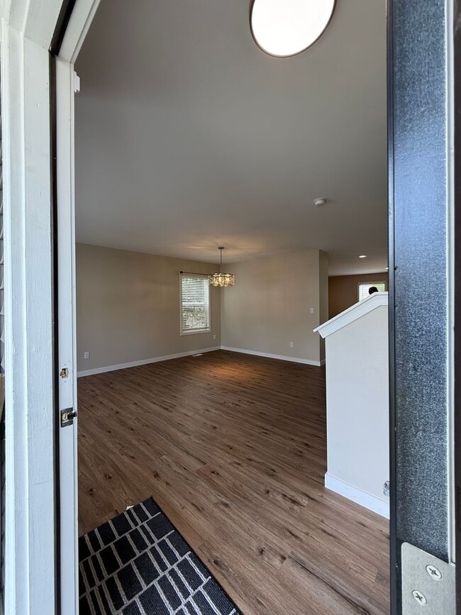 Building Photo - Move in Ready Luxury 4 Bedroom, 2.5 bath h...