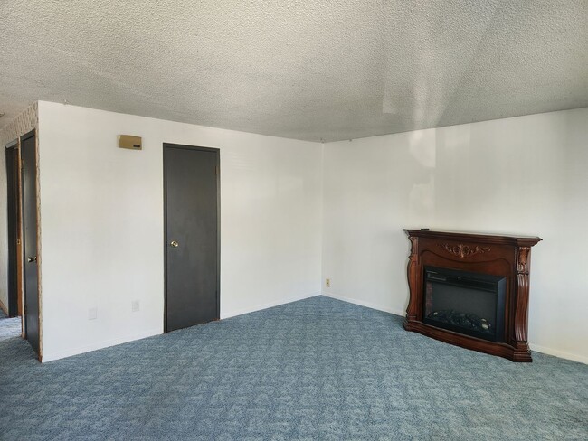 Building Photo - Large 3 br 1 ba charming home