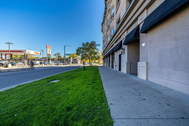Building Photo - One bedroom, two bath corner unit in Baker with two balconies