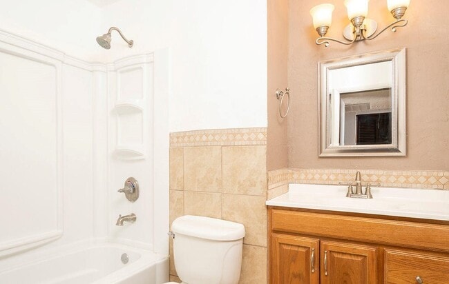 Building Photo - 2955 Huntington Dr