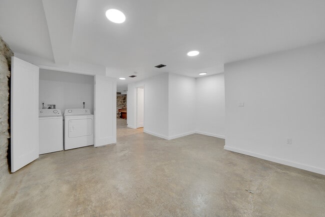 Building Photo - 1106 Halsey St