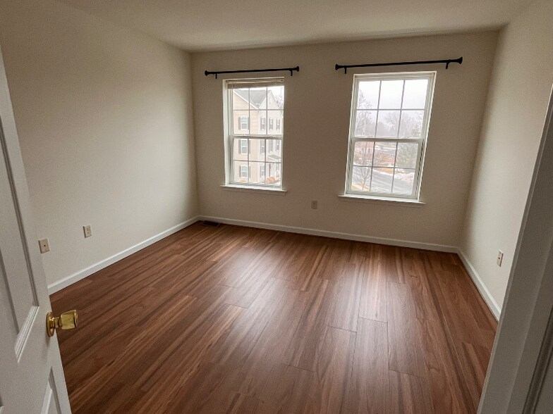 Building Photo - 2304 Sunny Hill Cir