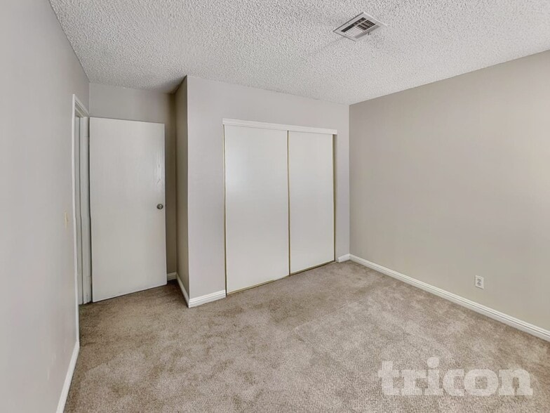 Building Photo - 4634 Grasshopper Dr