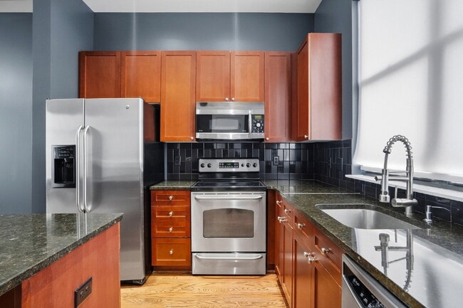 Building Photo - Modern Multi-Level 2BR Retreat with Garage Near Uptown Charlotte