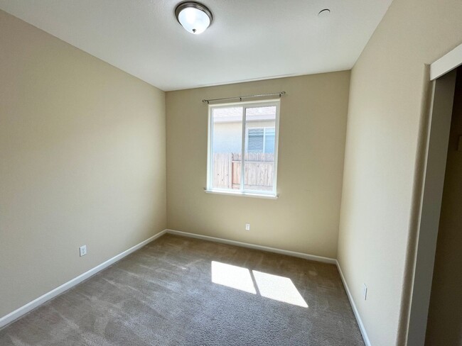 Building Photo - North Merced: $2400 4 Bedroom / 3 Bath Hou...