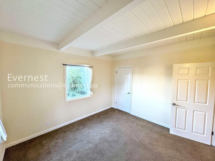 Building Photo - 537 Madison St