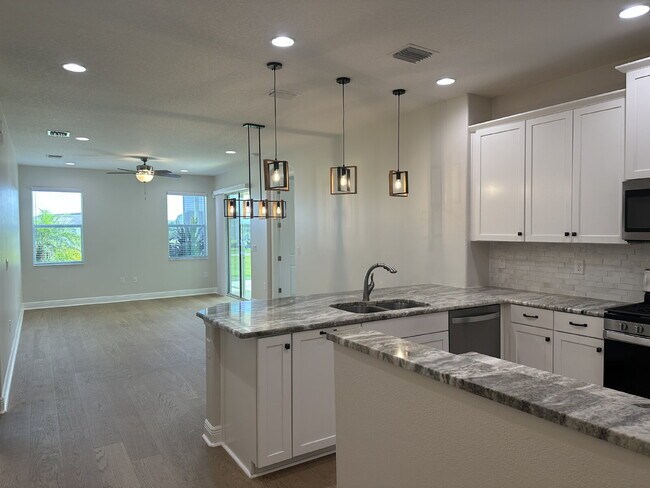 Building Photo - 3 bedroom, 2 bathroom in desirable Loren Cove