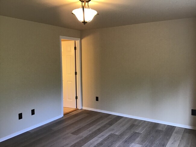 Building Photo - 2 Bed 2.5 Bath Townhouse with Lake access