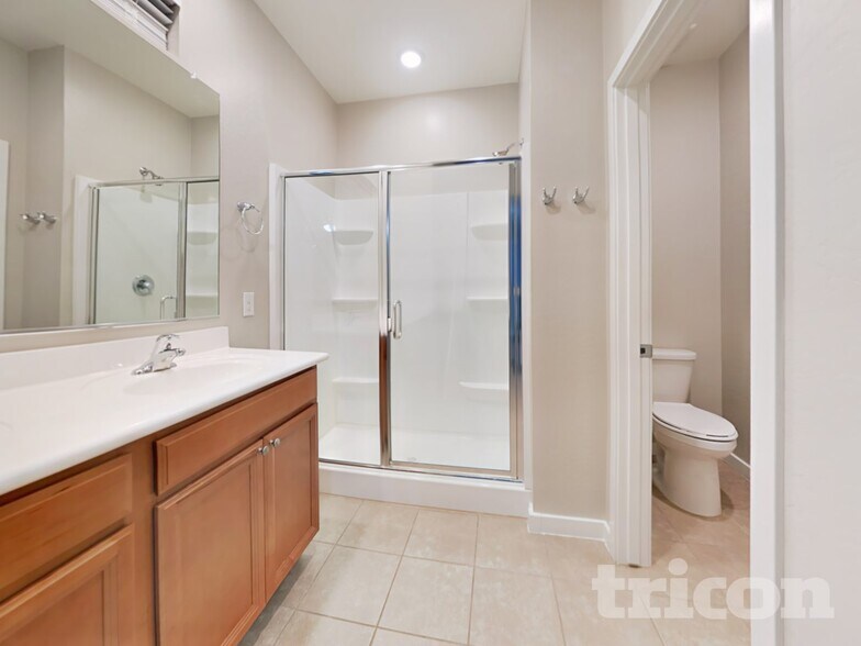 Building Photo - 14366 W Pershing St