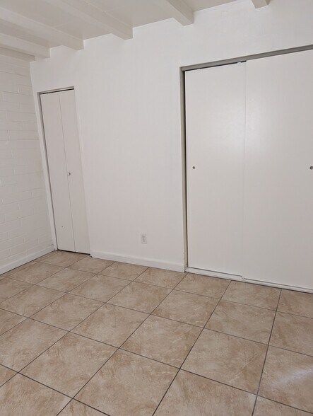 Building Photo - 617 E Knox Dr