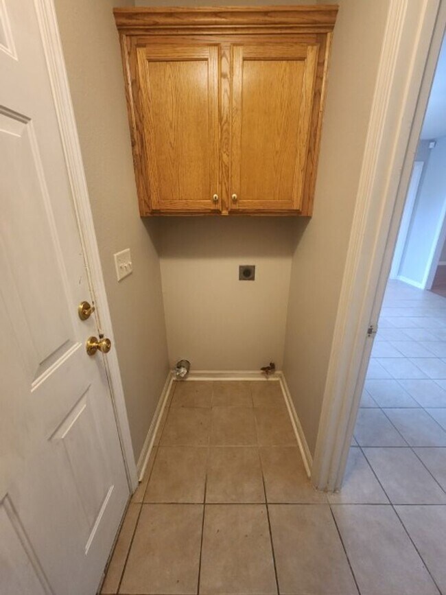 Building Photo - 701 Hidden Forest Dr